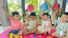 BÉ GIEO HẠT TRỒNG RAU BÉ GIEO HẠT TRỒNG RAU